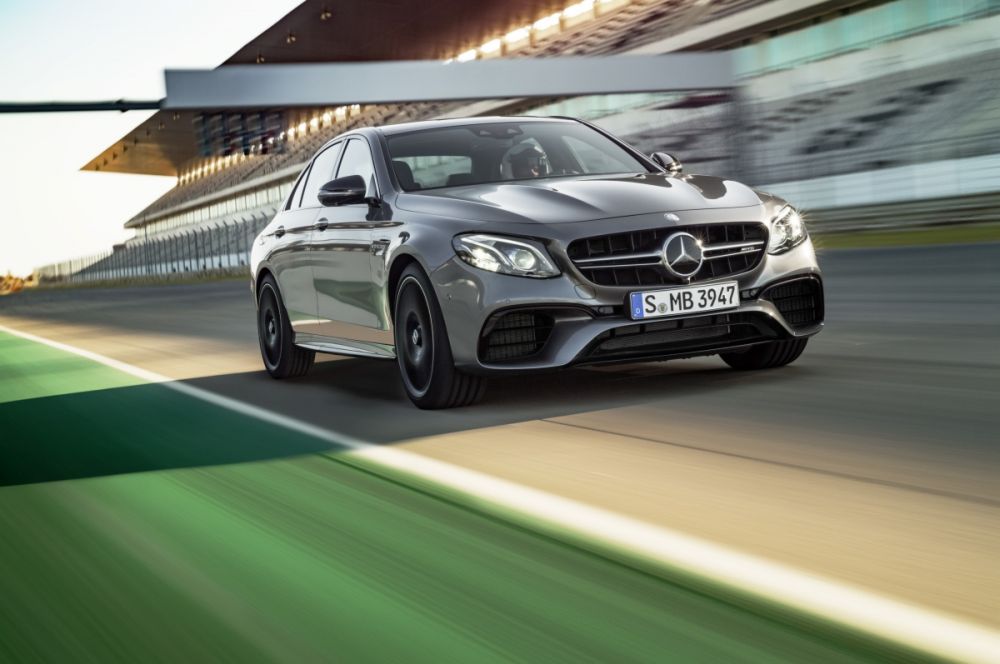 Mercedes-AMG prezentuje dwie sportowe limuzyny klasy E